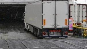 Làraidh a' dol air bòrd bàt'-aiseig