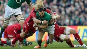Dave Kearney yn cael ei daclo gan Richard Hibbard