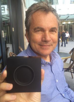 Martin Varsavsky holds up the Gramofon device