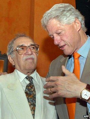 Former US President Bill Clinton (R) speaks with Gabriel Garcia Marquez in Cartagena, Colombia, on March 26, 2007.