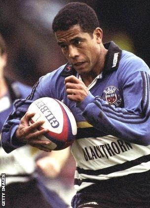 Jeremy Guscott on the attack for Bath in 1998