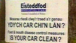 Arwydd 'Ydy'ch car chi'n lân?'