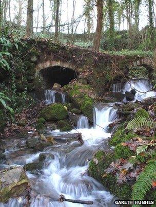 St Dyfnog's well