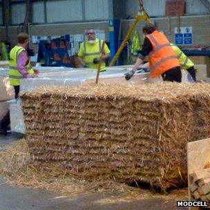 Prefabricating straw bale walls (c) Modcell