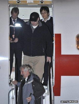 Freed hostage Peter Moore (Centre with cap) arrives at Royal Air Force (RAF) base on January 1, 2010 in Brize Norton.