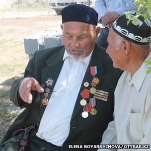 Bobojon Nishanboyev talking to a friend