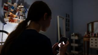 Person ifanc ar ffon