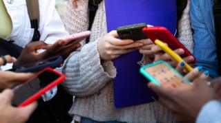 EE to launch phone plans which restrict internet for teens