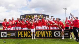 Trefelin celebrate promotion