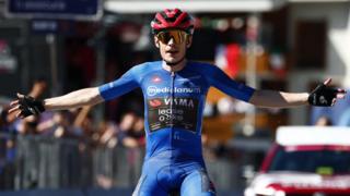 Jonas Vingegaard celebrates winning stage 14 of 2026 Giro d'Italia