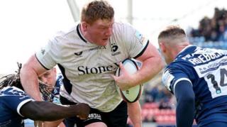 Rhys Carre powers to the line against Sale for Saracens