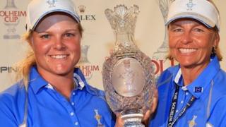 Caroline Hedwall and Europe captain Liselotte Neumann with the Solheim Cup