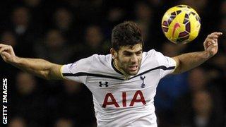 Federico Fazio heads the ball