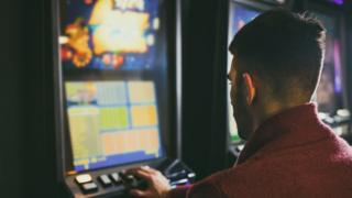 Problem gambling: Why do some people become addicted? - BBC News