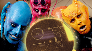 Aliens around a golden disc