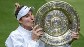 Marketa Vondrousova kisses the Venus Rosewater Dish at Wimbledon in 2023