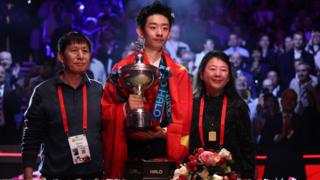 Wu Yize with his parents