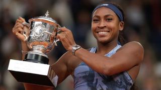 Coco Gauff of United States with the Coupe Suzanne Lenglen trophy