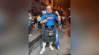 Alan Weir air sràidean Naples an oidhche a bhuannaich Napoli Serie A