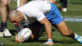 Giovanbattista Venditti scores a try for Italy against Scotland