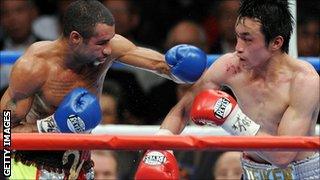 Rendall Munroe (l) lost to Toshiaki Nishioka in a world title bout in 2010