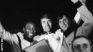 Paul van Himst (centre) with Pele (left) and Johan Cruyff (right)