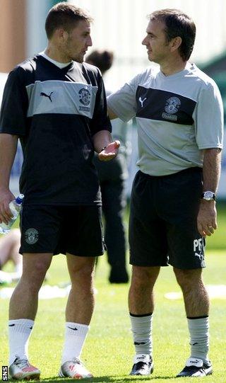 Gary Deegan and manager Pat Fenlon chat during training ahead of Sunday's derby