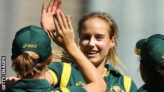 Ellyse Perry (centre)