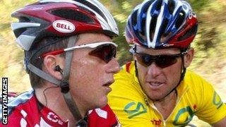 Tyler Hamilton rides with Lance Armstrong