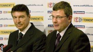 Gordon Smith introduces Craig Levein to the media in 2009