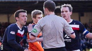 Dundee players surround Collum