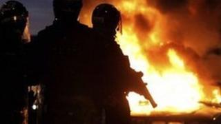 Union flag dispute: Riot breaks out in east Belfast - BBC News