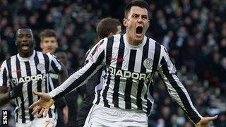 Steven Thompson celebrates his goal in St Mirren's Scottish League Cup semi-final win against Celtic