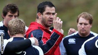 Andy Farrell talks to England players during training