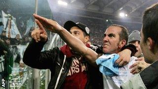 Di Canio saluting the Lazio fans during the derby with Roma in 2005