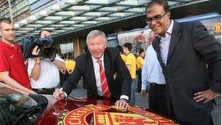 Alex Ferguson signs a car