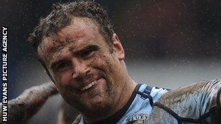 Jamie Roberts celebrates his try