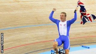 Chris Hoy wins gold at Athens Olympics