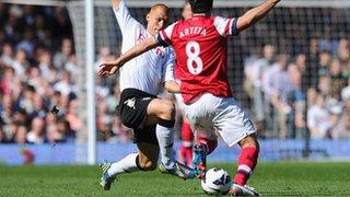 Fulham's Steve Sidwell lunges in on Mikel Arteta