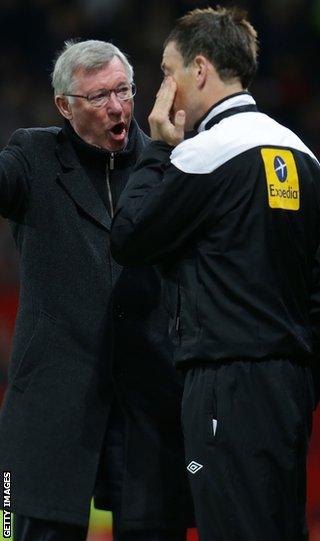 Alex Ferguson gives an official an earbashing
