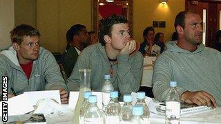 (From left) Iain Balshaw, Brian O'Driscoll and Lawrence Dallaglio listen to a motivational speech in 2005