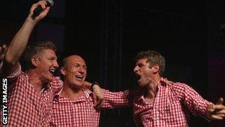 Midfielder Bastian Schweinsteiger, Dutch midfielder Arjen Robben and midfielder Thomas Mueller celebrate Bayern Munich's title win