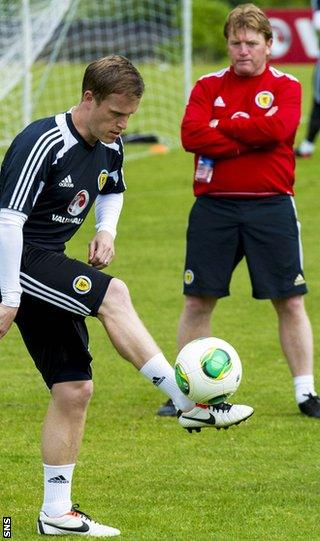 Stuart McCall oversees Motherwell full-back Stevie Hammell in training