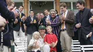 Glenn McGrath and his children are applauded by MCC members in 2005