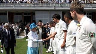 The Queen meets the Australia team before play