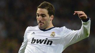 Gonzalo Higuain is delaying a move to Napoli in the hope that Arsenal improve their offer