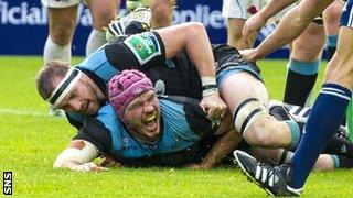 Glasgow's Tim Swinson scores a try against Exeter