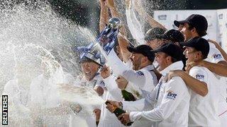 England celebrate winning the Ashes at The Oval