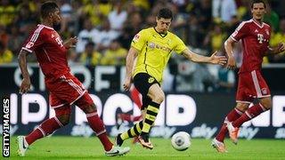 Robert Lewandowski playing in the last Der Klassiker