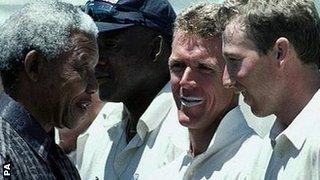 Michael Atherton chats to Nelson Mandela in 1995